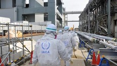 Các thanh sát viên của IAEA giám sát một nhà máy hạt nhân tại Iran.