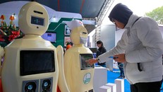 Một vị khách tham quan gian hàng tại Triển lãm quốc tế đổi mới sáng tạo Việt Nam 2021, diễn ra trong hai ngày 9-10/1 tại Khu công nghệ cao Hòa Lạc, Hà Nội.