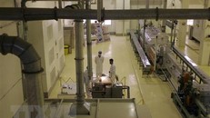 Kỹ thuật viên làm việc bên trong một nhà máy điện hạt nhân ở Isfahan, Iran. (Ảnh: AFP/TTXVN)