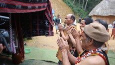 Tục giữ rừng đầu năm mới của người Cơ Tu