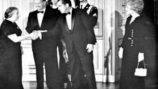 Tổng thống Mỹ Nixon đón nữ Thủ tướng Israel Golda Meir năm 1969 tại Nhà Trắng. Nguồn: foreignpolicy.com 