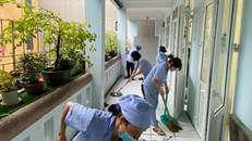 Cán bộ, giáo viên và nhân viên Trường Tiểu học Nguyễn Tri Phương (quận Ba Đình) vệ sinh trường lớp, sẵn sàng đón học sinh. 