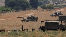 Xe bọc thép và pháo tự hành 155mm được triển khai ở phía bắc Israel trên biên giới với Lebanon tháng 7/2020. (Nguồn: AFP)