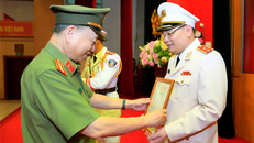  Thừa ủy quyền của Chủ tịch nước, Bộ trưởng Tô Lâm trao Quyết định thăng cấp bậc hàm Trung tướng đối với đồng chí Tô Ân Xô