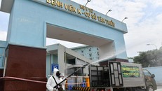 Phun hóa chất khử khuẩn tại Bệnh viện K chiều 7/5. 