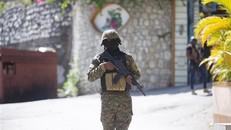 Binh sỹ Haiti gác bên ngoài tư dinh cố Tổng thống Jovenel Moise tại Port-au-Prince. 