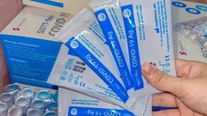 Bộ Y tế khuyến cáo người dân không nên mua dụng cụ và tự thực hiện xét nghiệm nhanh COVID-19 bởi có một số loại trôi nổi, không đảm bảo chất lượng chính xác.