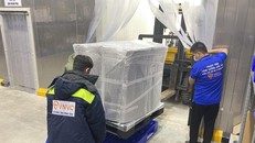 Thêm hơn 1,2 triệu liều vaccine AstraZeneca về đến Việt Nam.