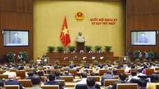  Phó Thủ tướng Chính phủ nhiệm kỳ 2016-2021 Phạm Bình Minh trình bày Báo cáo trước Quốc hội. 