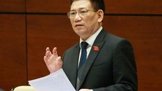Bộ trưởng Bộ Tài chính trình bày báo cáo trước Quốc hội