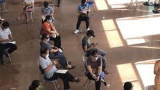 Người dân chờ tiêm vaccin tại điểm tiêm Kho bạc Nhà nước cũ (26 Hoàng Hoa Thám, phường Lộc Thọ, TP. Nha Trang).