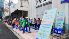 Người dân trật tự xếp hàng đợi xét nghiệm tại chợ Bến Thành (TP.HCM).