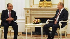 Chủ tịch nước Nguyễn Xuân Phúc (trái) hội đàm với Tổng thống Nga Vladimir Putin ngày 30-11 tại điện Kremlin, Matxcơva, Nga .