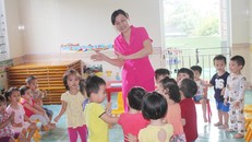 Nghệ An: Cần có cơ chế riêng về chi trả lương cho giáo viên mầm non hợp đồng