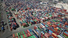 Xử lý kịp thời, nghiêm minh các hành vi lợi dụng tình trạng ùn tắc hàng hóa 