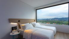 Cửa sổ tràn view của SOJO Hotel Lang Son khiến phong cảnh núi rừng xứ Lạng đẹp như bức tranh.