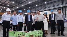Thủ tướng Phạm Minh Chính thăm nhà máy sản xuất linh kiện hàng không vũ trụ UAC, Hoa Kỳ.