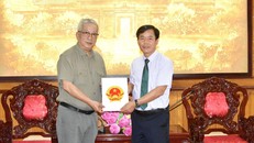 Đồng chí Thượng tướng Nguyễn Chí Vịnh, con trai Đại tướng Nguyễn Chí Thanh (Người bên trái) thay mặt gia đình nhận Quyết định của Chủ tịch UBND tỉnh Thừa Thiên Huế cho phép Bảo tàng hoạt động