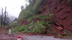 Mưa lớn gây sạt lở, ách tắc trên Quốc lộ 12 và 4H