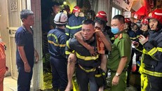 Lực lượng cứu hộ đưa nạn nhân trong vụ hỏa hoạn tại số nhà 378 Phúc Tân, quận Hoàn Kiếm, Hà Nội ra ngoài.
