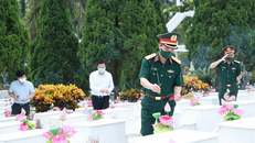 Thượng tướng Đỗ Căn, Phó chủ Nhiệm Tổng cục Chính trị QĐND Việt Nam, Bí thư Đảng ủy Cơ quan Tổng cục Chính trị dâng hương tưởng niệm các anh hùng liệt sĩ tại Nghĩa trang liệt sĩ quốc gia Vị Xuyên.