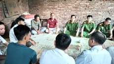 Đoàn công tác đại diện CAH Mỹ Đức đến nhà xin lỗi gia đình bị hại (Nguồn: Công thông tin điện tử Công an Hà Nội)