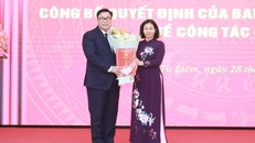 Phó Bí thư Thường trực Thành ủy Hà Nội Nguyễn Thị Tuyến trao quyết định cho đồng chí Nguyễn Quang Hiếu.