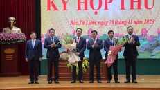 Lãnh đạo thành phố Hà Nội và quận Bắc Từ Liêm tặng hoa chúc mừng các đồng chí được bầu giữ chức vụ mới.