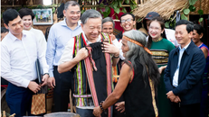 Đồng chí Tổng Bí thư Tô Lâm cùng Đoàn công tác tham quan không gian văn hóa các dân tộc tỉnh Kon Tum. (Ảnh Internet)