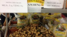 Nhãn chín muộn của huyện Hoài Đức (Hà Nội) có giá 30.000 đồng/kg vẫn ít người mua. Ảnh: Kiều Vui 