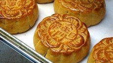 Công ty đuổi việc nhân viên đặt mua nhiều bánh trung thu