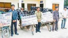 4 người đàn ông Việt bán hàng rong bị cảnh sát Campuchia bắt giữ và trục xuất về nước. Ảnh: Khmer Times.