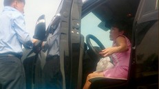 Không chấp hành mệnh lệnh, bà Hà cùng chiếc xe bị CSGT đưa về trạm để xử lý - Ảnh: A LỘC