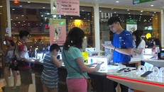 Hàng loạt cửa hàng thegioididong sẽ phải rút khỏi hệ thống Big C. Trong ảnh: mua bán điện thoại ở một cửa hàng thegioididong tại TP.HCM - Ảnh: CHÂU ANH