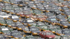 Với dân số toàn quốc hơn 1,3 tỷ người, nhiều đô thị Trung Quốc có mật độ dân cư cao và trở nên quá tải vào giờ cao điểm. Tắc nghẽn giao thông là một trong những hệ quả của việc gia tăng dân số. Đường phố không còn chỗ trống, những chiếc xe nằm bất động tr