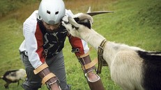 "Người dê" Thomas Thwaites được trao giải Ig Nobel 2016 nhờ trải nghiệm sống như loài dê trên dãy Alps. Ảnh: Tim Bowditch.