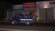 Tối 25/9, khi cơn mưa nhẹ vừa ngớt, cảnh sát hình sự Công an tỉnh Quảng Ninh, Công an TP Uông Bí và lực lượng chức năng địa phương tung quân truy tìm nghi phạm sát hại 4 bà cháu ở phường Phương Nam. Trước đó, lực lượng điều tra phát thông báo tìm nghi can