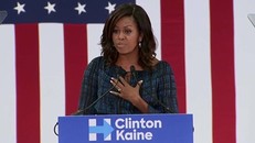 Đệ nhất phu nhân Mỹ Michelle Obama hôm qua phát biểu trước đám đông người ủng hộ bà Hillary Clinton tại Đại học La Salle ở Philadelphia. Ảnh: CNN