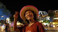 Cô Thảo đang "hát" trên phố đi bộ Nguyễn Huệ