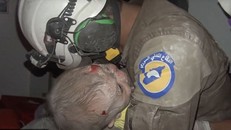 Anh Kifah giải cứu bé gái khỏi hiện trường không kích ở Syria. Ảnh: Daily Mail.