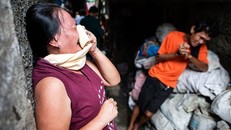 Cha mẹ một nghi phạm sử dụng ma túy đau đớn sau khi con trai họ bị bắn chết ở Manila. Ảnh: AFP