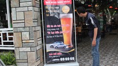 Khách hàng tìm hiểu thông tin về dịch vụ taxi miễn phí được đặt trước cổng một số nhà hàng