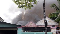 Khói đen ở quán karaoke bốc lên ngùn ngụt. Ảnh: Hoàng Nam