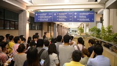 Hoàng gia Thái Lan khuya 9/10 thông báo Nhà vua 88 tuổi Bhumibol Adulyadej hiện trong tình trạng sức khỏe bất ổn sau quá trình lọc máu. Thông tin này đã khiến nhiều người dân lo lắng, họ tìm đến bệnh viện để nghe ngóng và cầu nguyện.