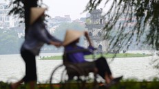 Sáng sớm tại Hà Nội, mưa nhỏ kèm gió lạnh xuất hiện khiến phố phường mang sắc màu mới kể từ đầu thu.