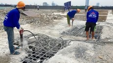 Công ty cổ phần Phương Bắc dùng máy khoan phá dỡ bêtông tòa nhà 8B Lê Trực. (Ảnh: Minh Nghĩa/TTXVN)