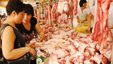 Dù chưa được công nhận, nhưng các doanh nghiệp vẫn tự gắn mác hữu cơ lên thịt heo và bán giá cao ngất ngưỡng. Ảnh minh họa: N. Hữu.