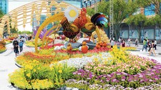 Gia đình gà là linh vật của đường hoa Nguyễn Huệ Tết Đinh Dậu 2017. 