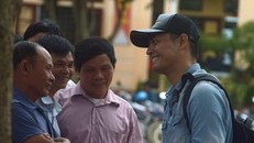 Tối muộn 18/10, Phan Anh mới hoàn thành xong việc phát quà tại Mai Hóa. Sáng 19/10, anh sẽ có mặt tại xã Thạch Hóa. 