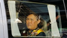 Công chúa Maha Chakri Sirindhorn trong đoàn xe rước linh cữu vua từ bệnh viện về Hoàng cung. Ảnh: Reuters